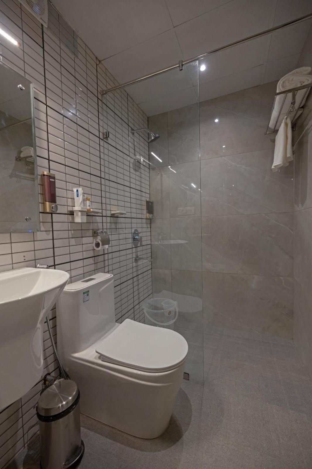 Grand Continent Hotel Gachibowli Near Us Consulate מראה חיצוני תמונה