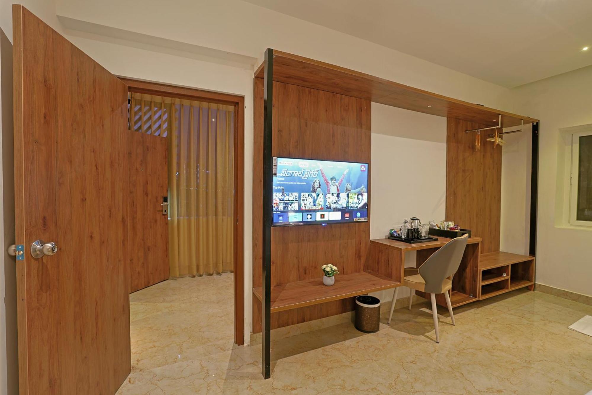 Grand Continent Hotel Gachibowli Near Us Consulate מראה חיצוני תמונה