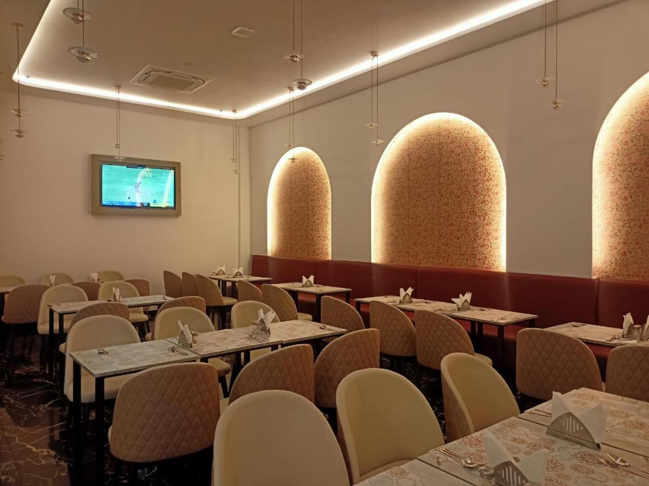 Grand Continent Hotel Gachibowli Near Us Consulate מראה חיצוני תמונה